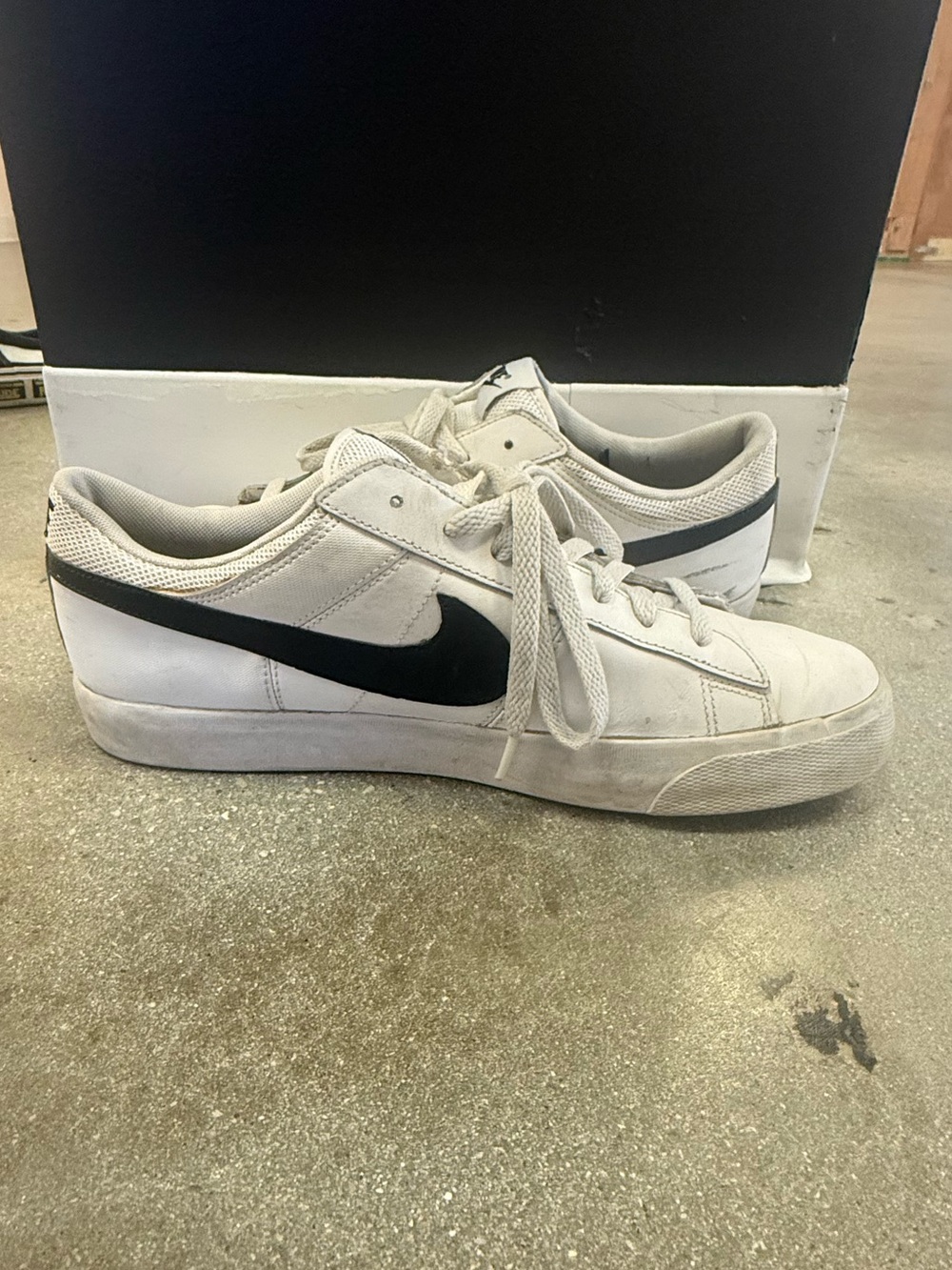 NIKE MENS MATCH SUPREME LOW TOP SNEAKERS, SIZE US 10.5, BLACK/WHITE